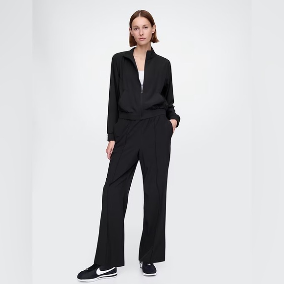 GapFit Tech High Rise Split-Hem Pants. Available in Sz M,L, 2XL. - Picture 1 of 6